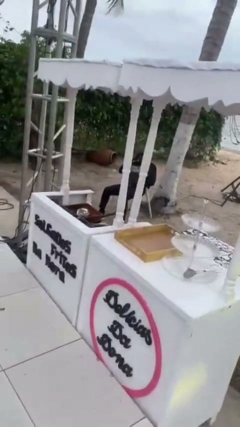Barraca da Delícias da Dona com a inscrição «Salgados fritos na hora» montada num evento