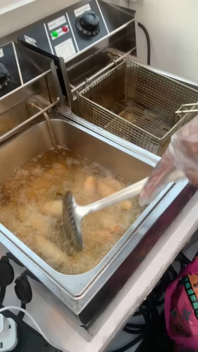 Salgados a fritar numa fritadeira