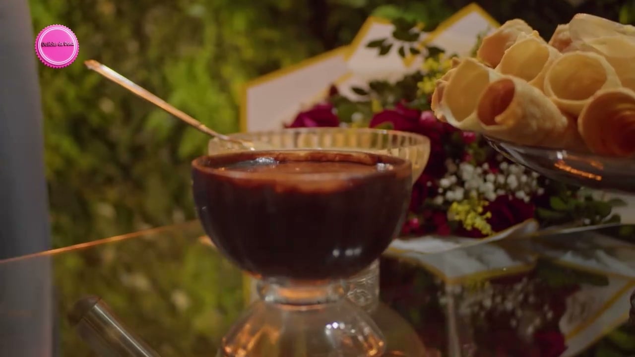 Taça de chocolate ao lado de cones, numa mesa de evento