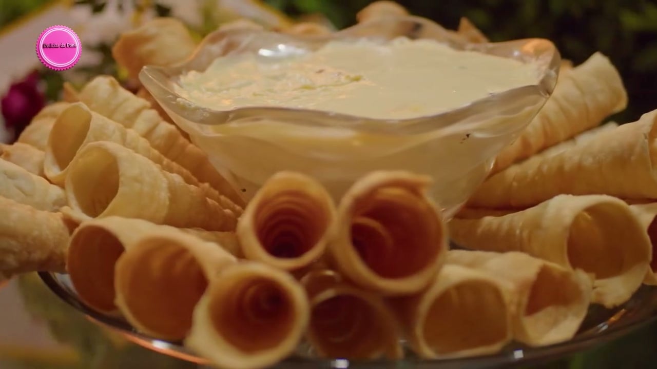 Cones dispostos à volta de uma taça de creme